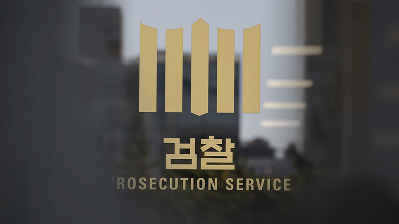 검찰, '와인병 아내 폭행' 중견 건설사 회장 불구속기소