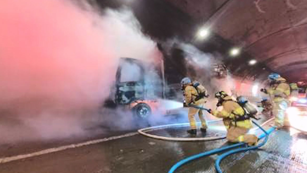 경기 광주 3번국도 백마터널서 화물차에 불‥출근길 극심 정체