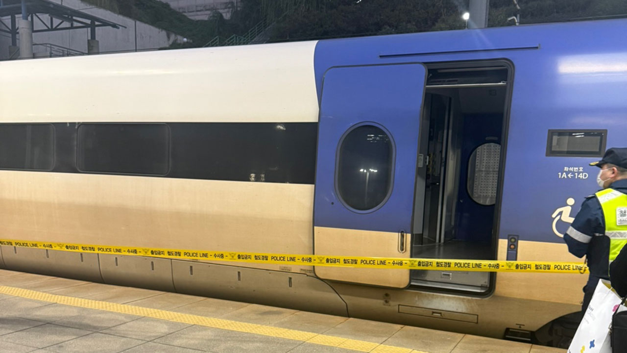 목포행 KTX 열차서 연기‥승객 4백여 명 1시간 발 묶여