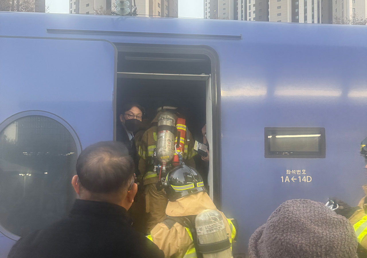 목포행 KTX 열차서 연기‥승객 4백여 명 1시간 발 묶여