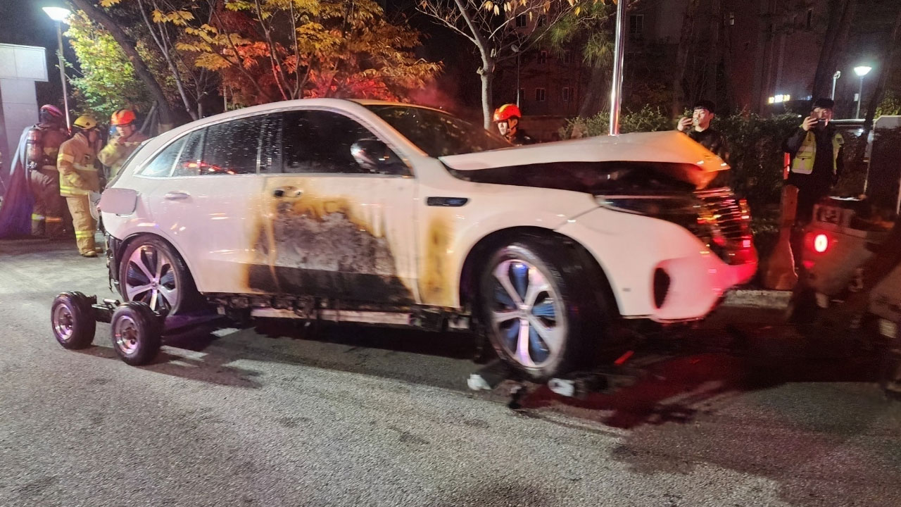 충남 아산 아파트 지하주차장서 전기차 불‥새벽 대피 소동