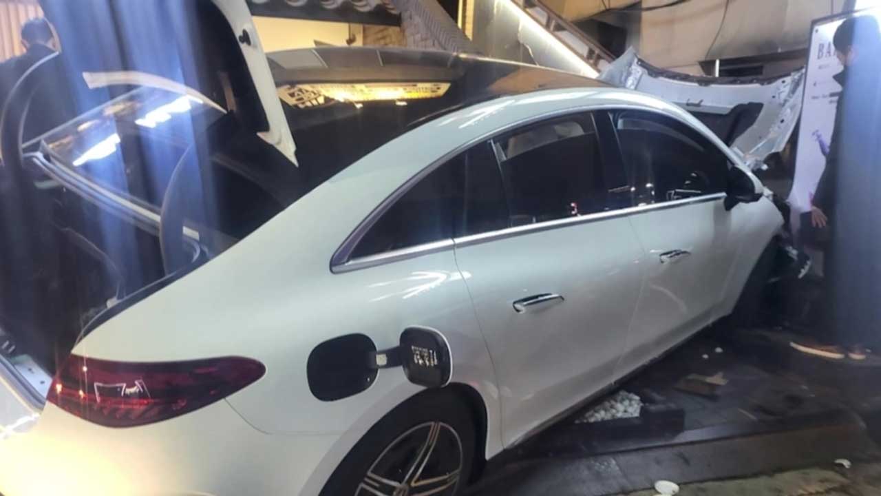 서울 강남서 벤츠 차량이 상가 들이받아‥행인 4명 부상