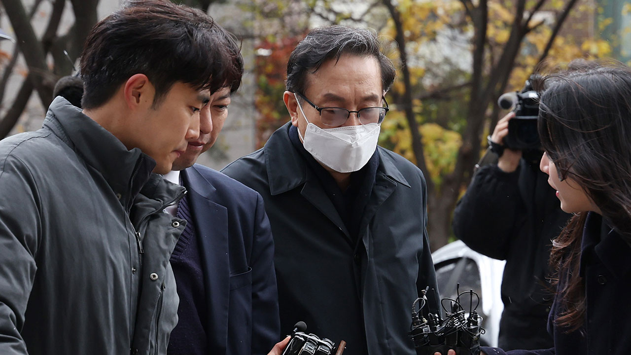 '부당대출' 손태승 전 우리금융 회장 구속영장 심사 출석