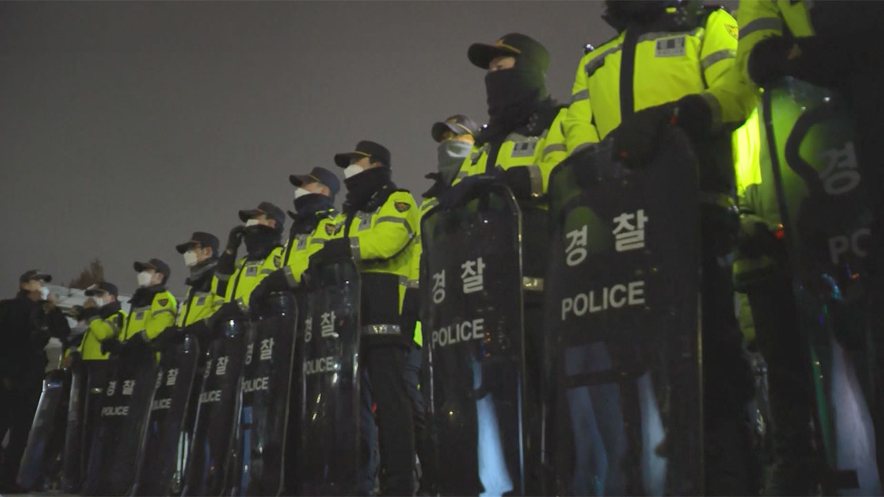 경찰 "23시 37분 경찰청장이 서울청에 국회 전면 출입 통제 지시"