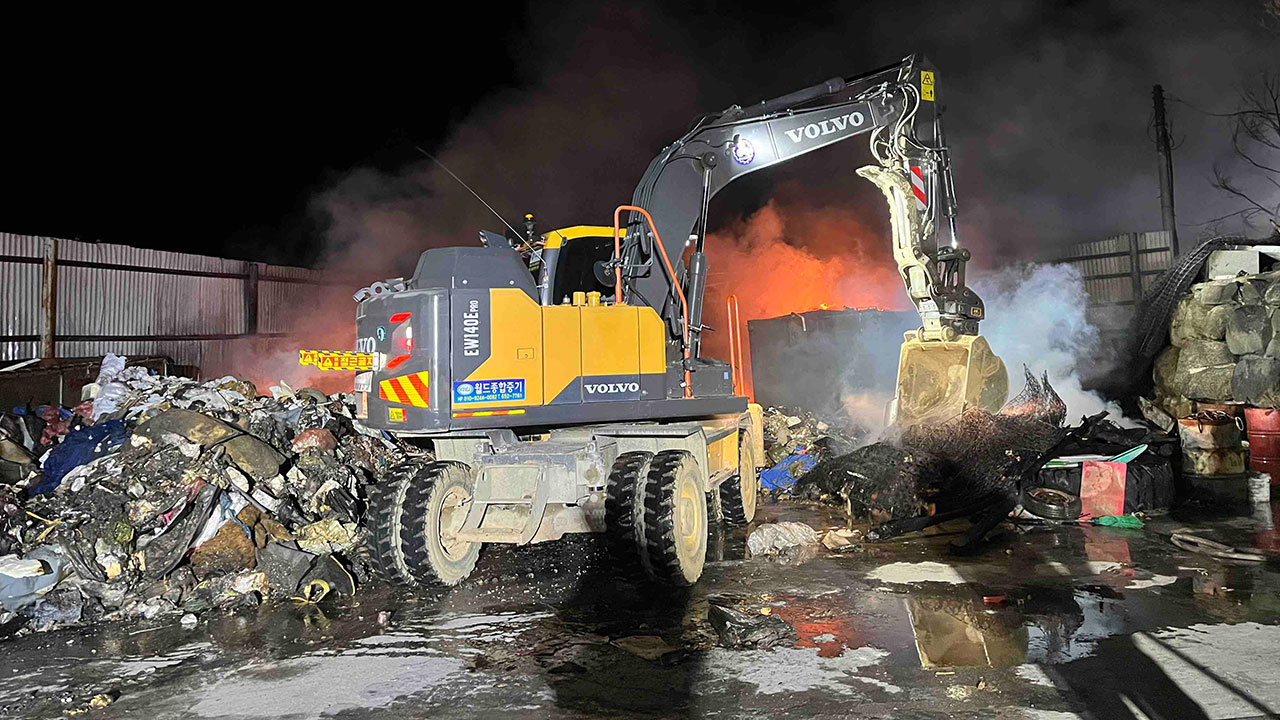 강원 강릉시 폐차 야적장서 불‥다친 사람 없어