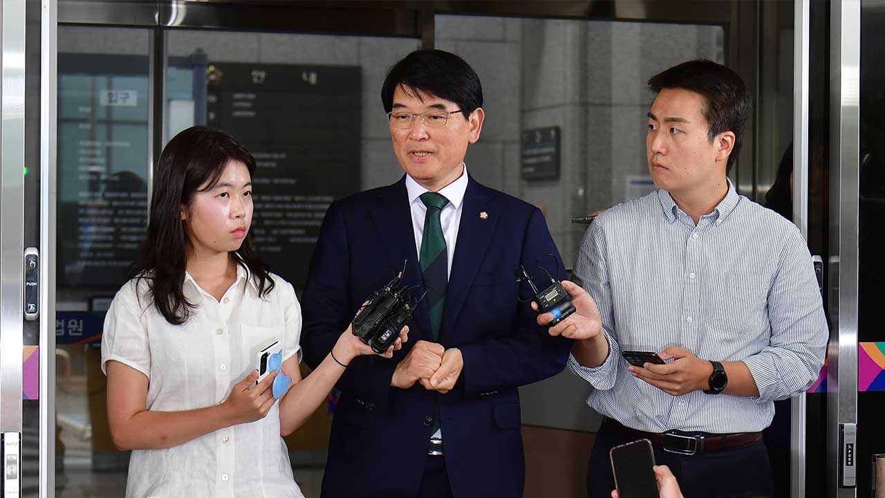 '보좌관 성추행' 박완주 전 의원, 1심서 징역 1년 법정구속