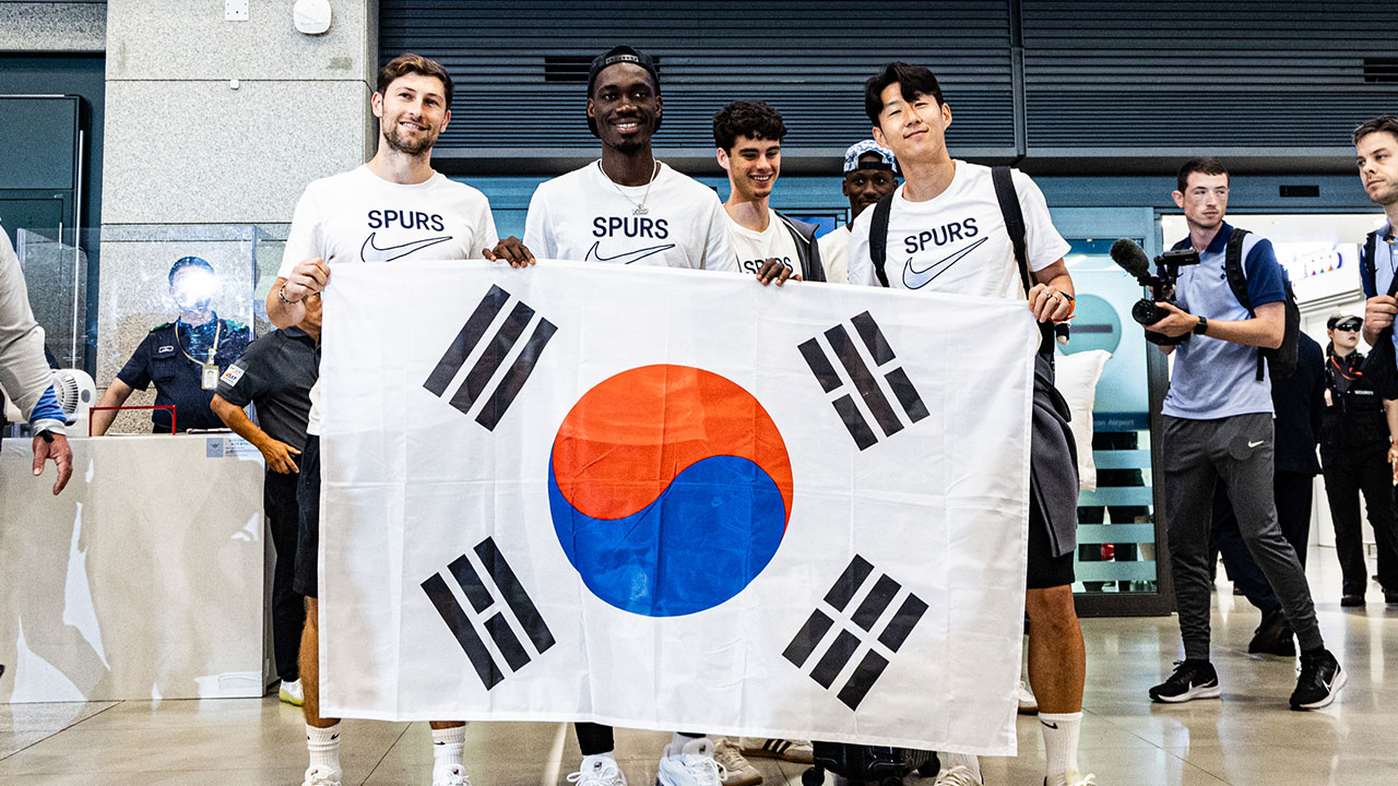 손흥민, 태극기 들고 입국‥토트넘, 2년 만에 방한
