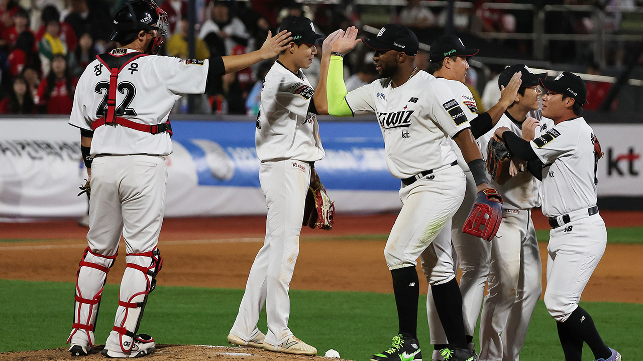 kt, SSG 꺾고 와일드카드 결정전 진출‥로하스 2홈런 대폭발