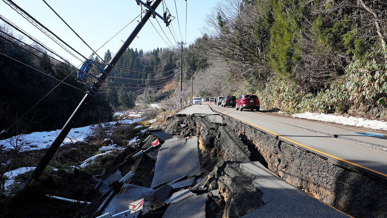 일본 강진으로 최소 30명 사망‥3만2천여명 피난