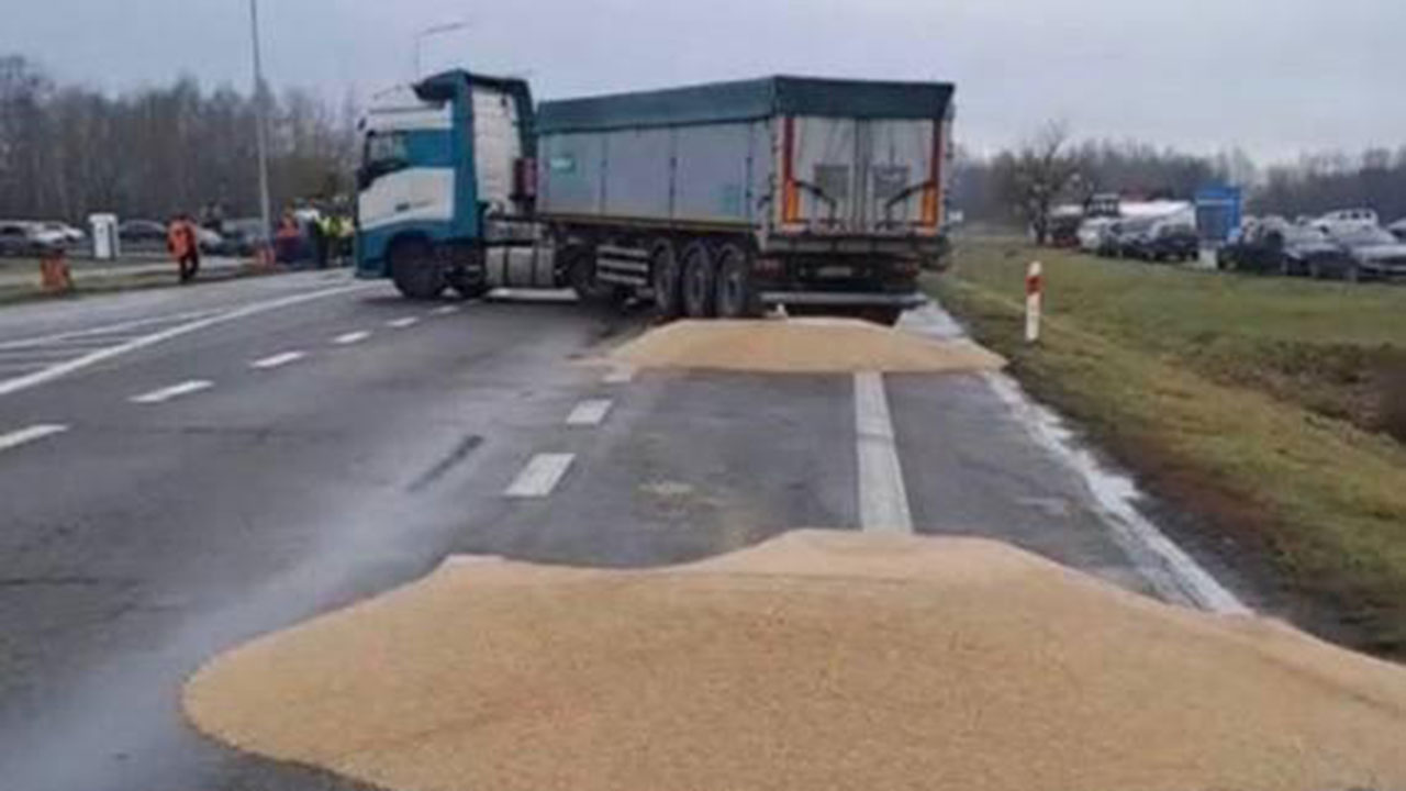 폴란드 농민, 우크라 곡물 내다 버리며 시위 재개…우크라 항의