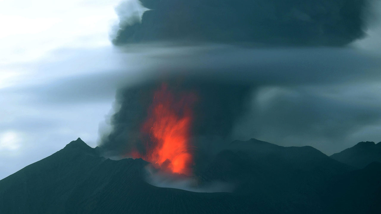 일본 규슈 지역 사쿠라지마 분화, 화산 연기 5㎞ 치솟아