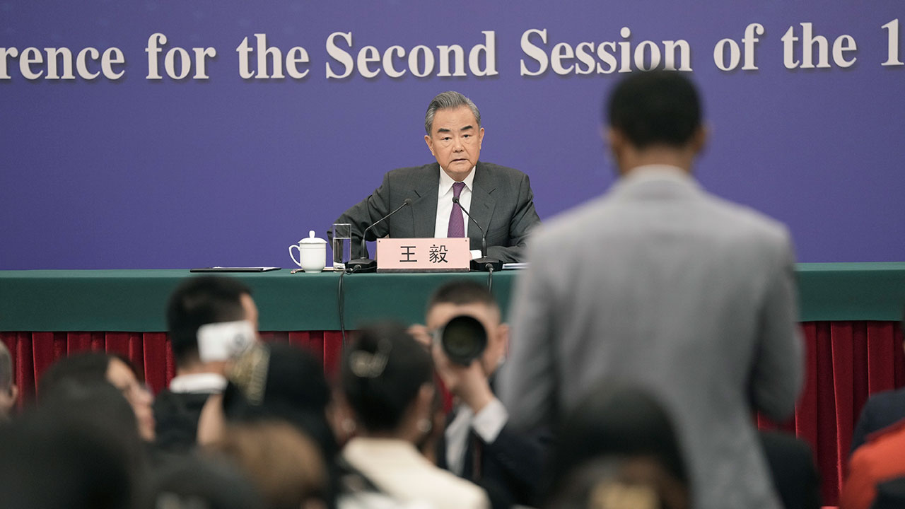 중국 왕이 "미국, 중국 압박 골몰하다 스스로 해칠 것"