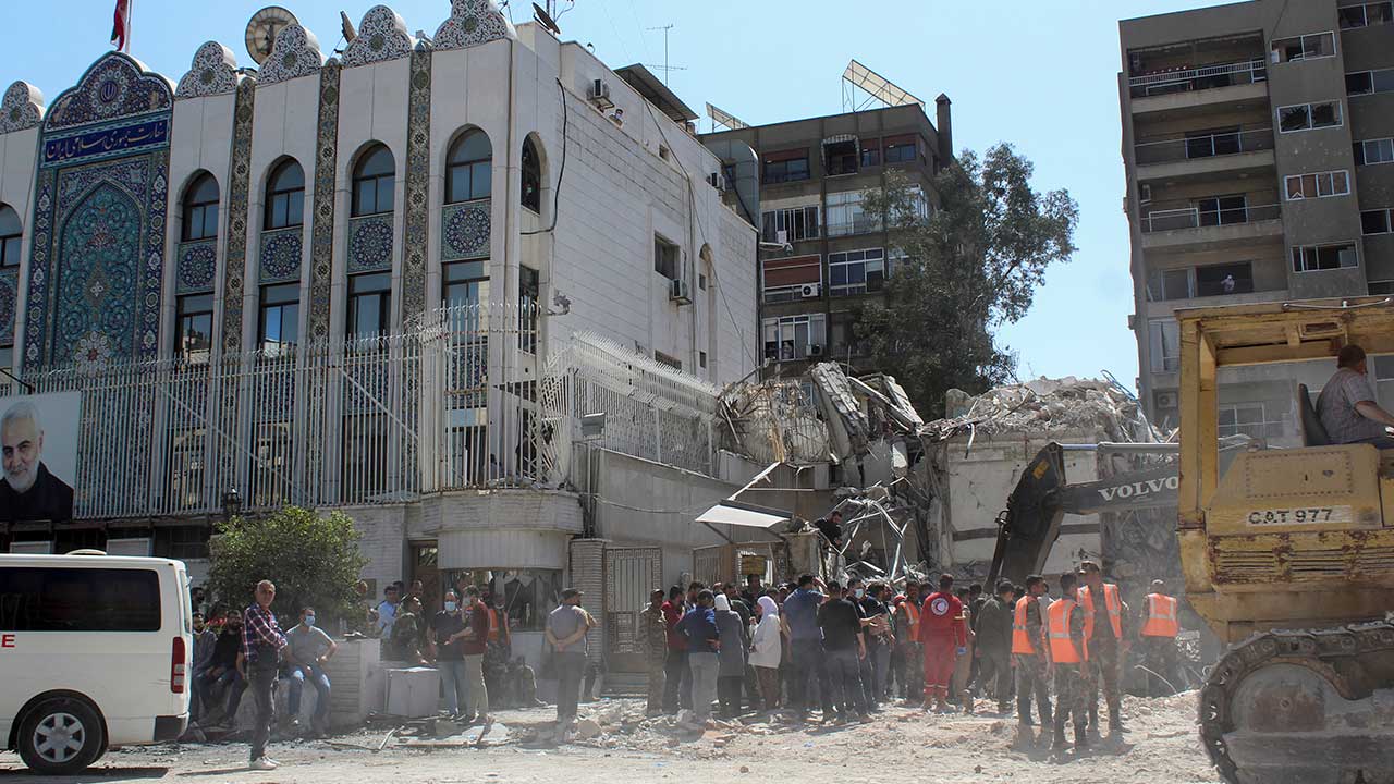 이란 최고지도자, '영사관 폭격' 이스라엘에 "매 맞게 될 것"