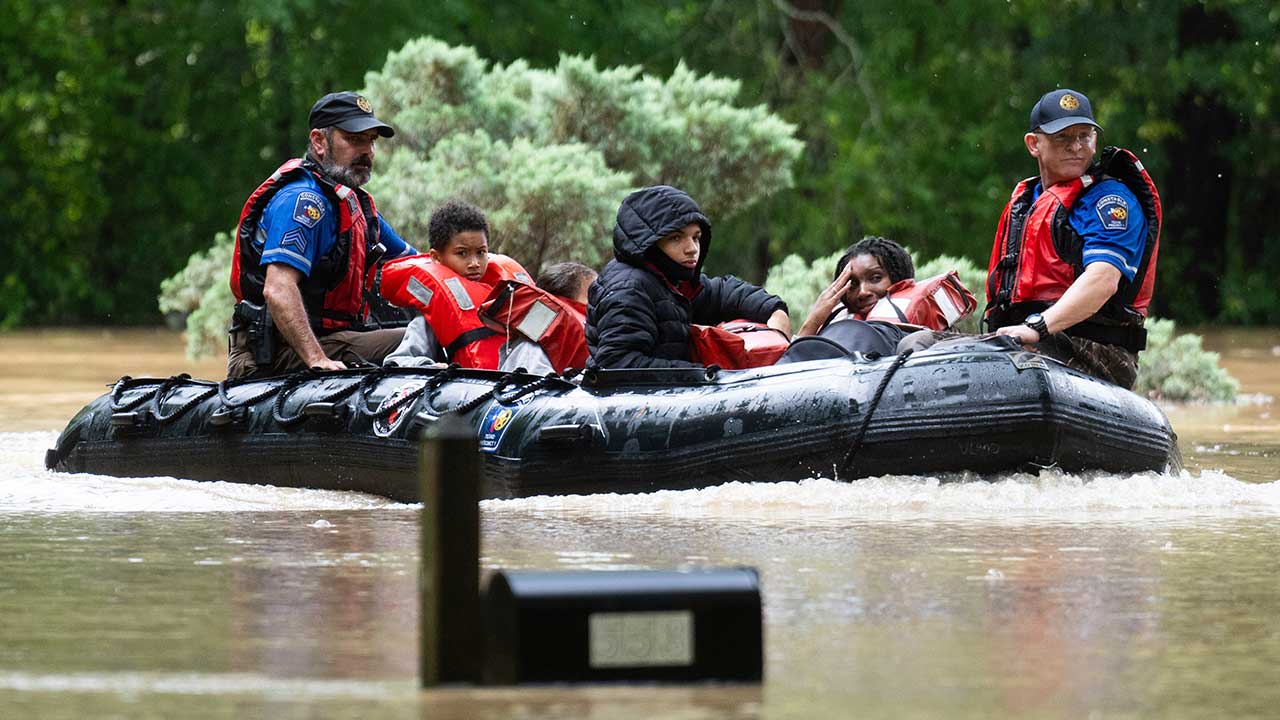 美 텍사스주 폭풍우로 주택 700여 채 침수‥비상사태 선포