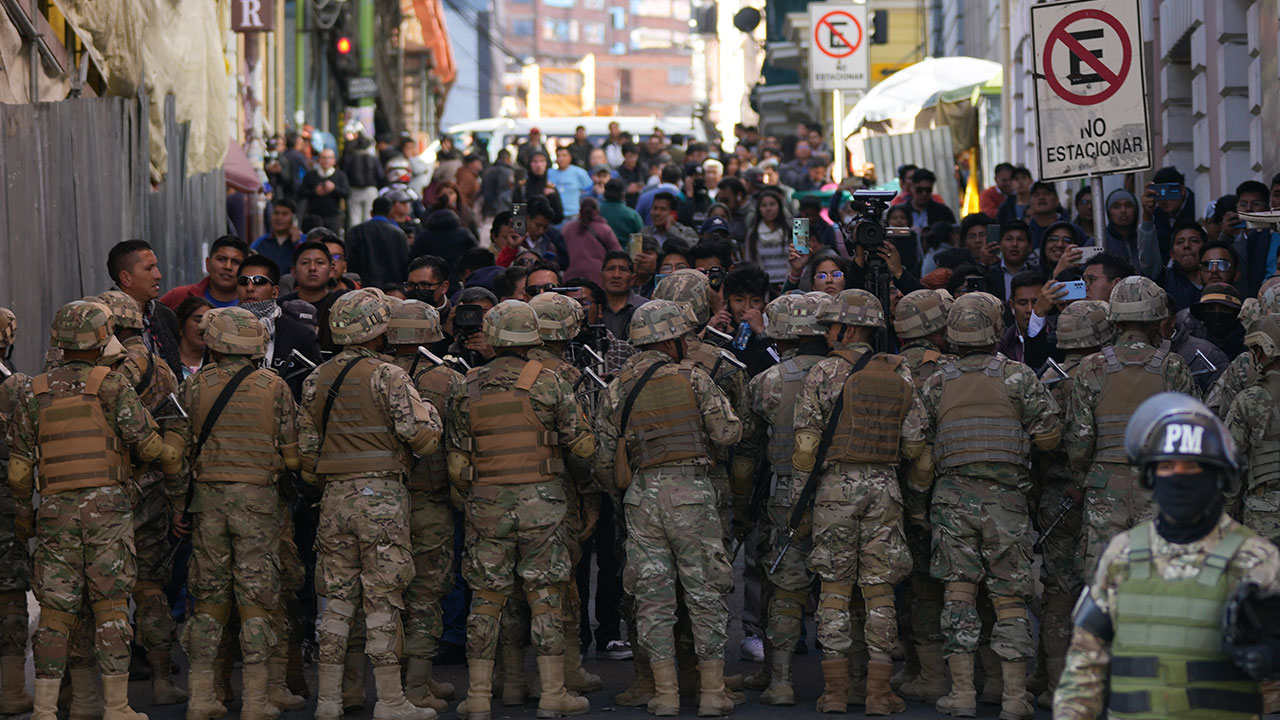 주볼리비아 대사관 "군 무력 동원, 라파스 도심 접근 삼가야"