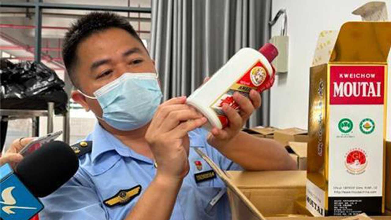 '짝퉁' 마오타이 대거 적발‥"포장지에 '특공' 주의해야"