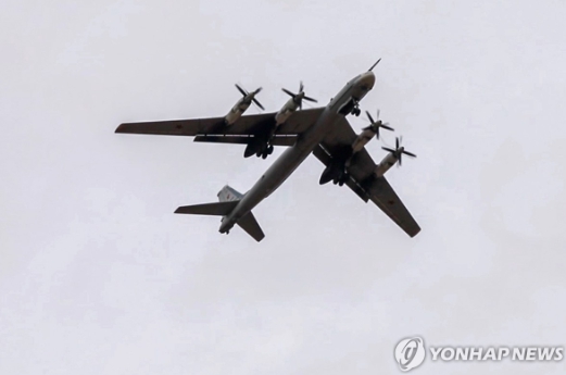 러시아 "전략폭격기 2대, 동해 상공서 10시간 이상 비행"