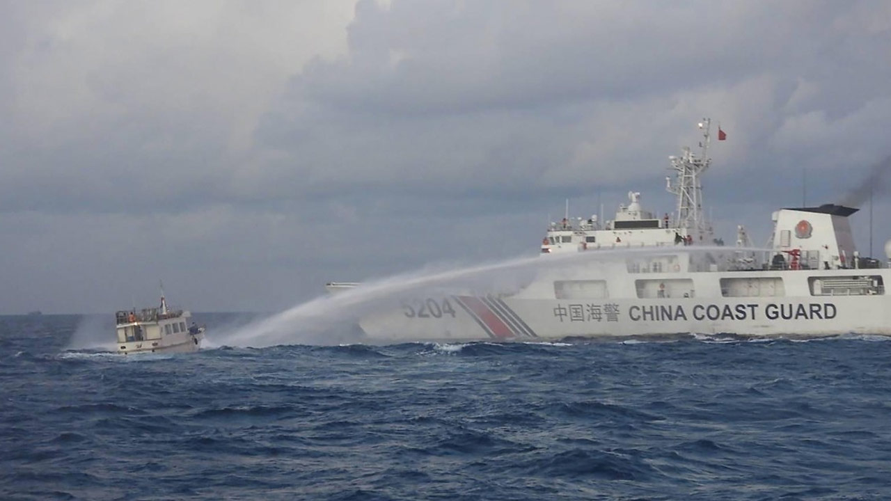 중국 "필리핀 해경선 중국 선박과 고의 충돌"‥필리핀 "불법 기동 대응"