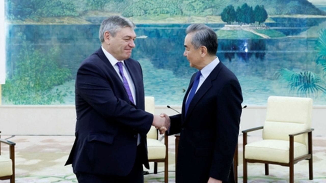 왕이 중국 외교부장, 러시아 외무차관 접견