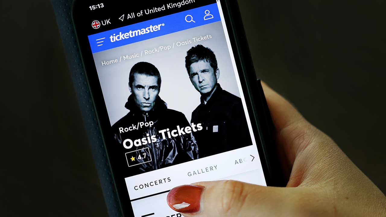 암표로 적발된 오아시스 티켓 5만 장 '액면가'에 재판매