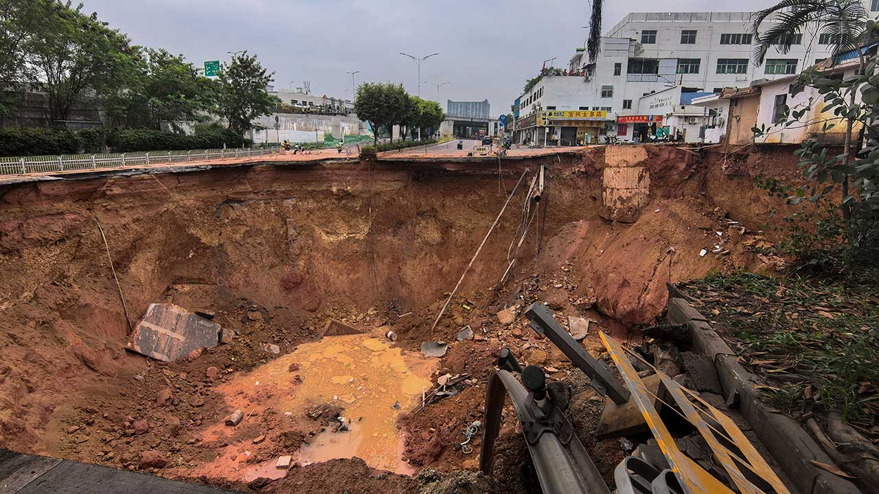 중국 선전 철도 건설현장서 지반 붕괴‥작업자 13명 실종
