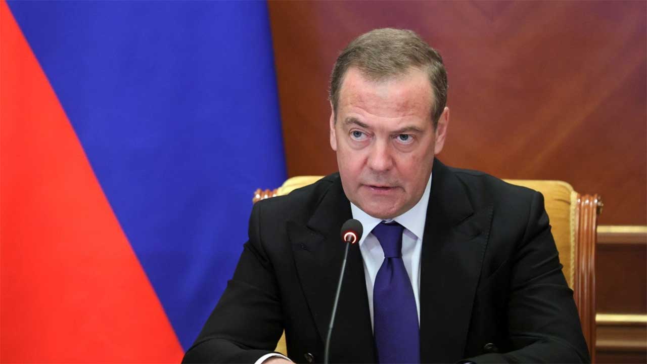 푸틴 측근 메드베데프, 한국 탄핵 소식에 "오징어게임, 팝콘 준비"