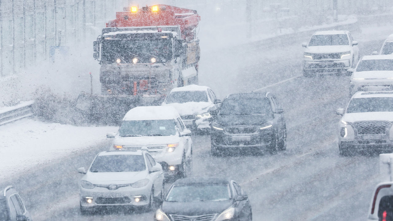 국토부, 전국 도로 제설 총력‥인력 7천명·장비 3천500대 투입