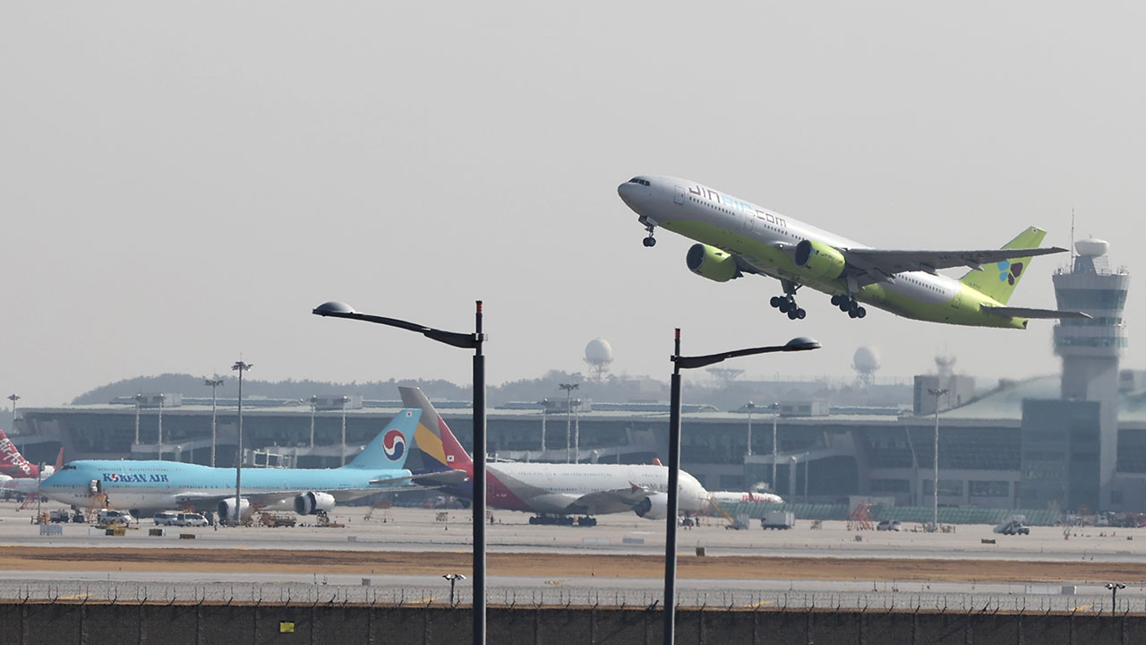 작년 항공기 4대 중 1대는 늦게 출발·도착‥국제선 지연율 1위 에어서울