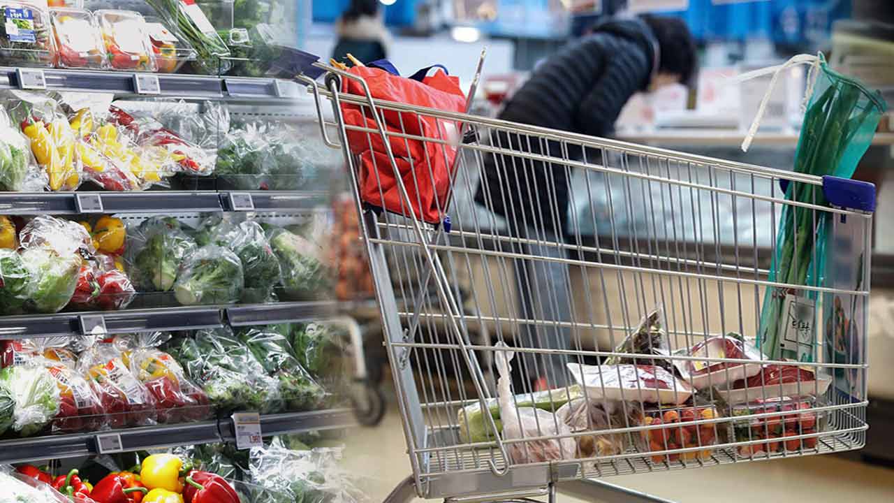 한은 "급등한 환율 하반기까지 계속 물가 끌어올릴 수 있어"