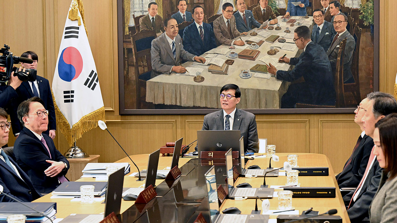 금리 내린 한은 금통위원들 "경기 회복에 더 중점"‥"주택시장 과열 가능성"