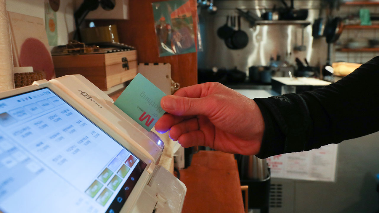 작년 카드사 순이익 0.3% 증가‥연체율 10년 만에 최고