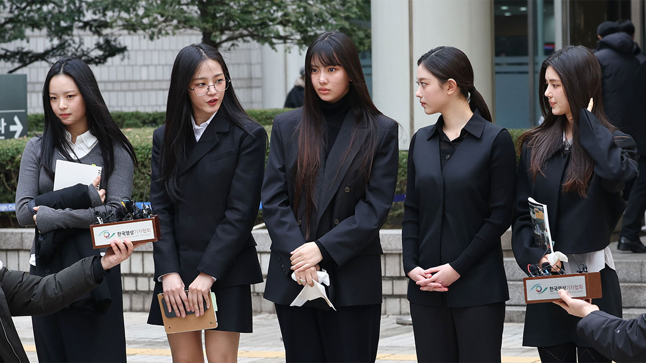 뉴진스, 활동 잠정 중단 선언‥어도어 "만나서 논의하길"