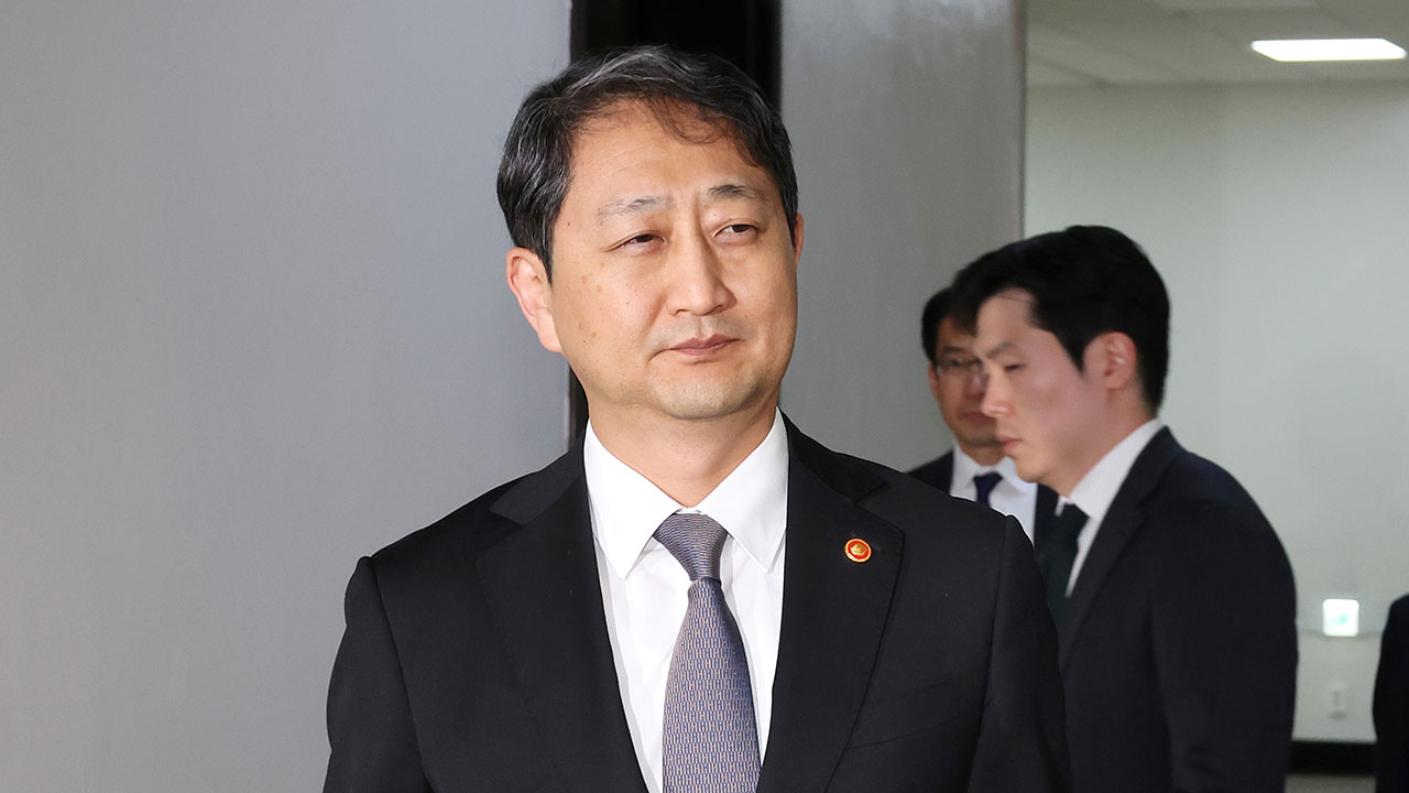 '2+2' 협의에 나서는 안덕근 산업장관 "상호 '윈윈' 목표"
