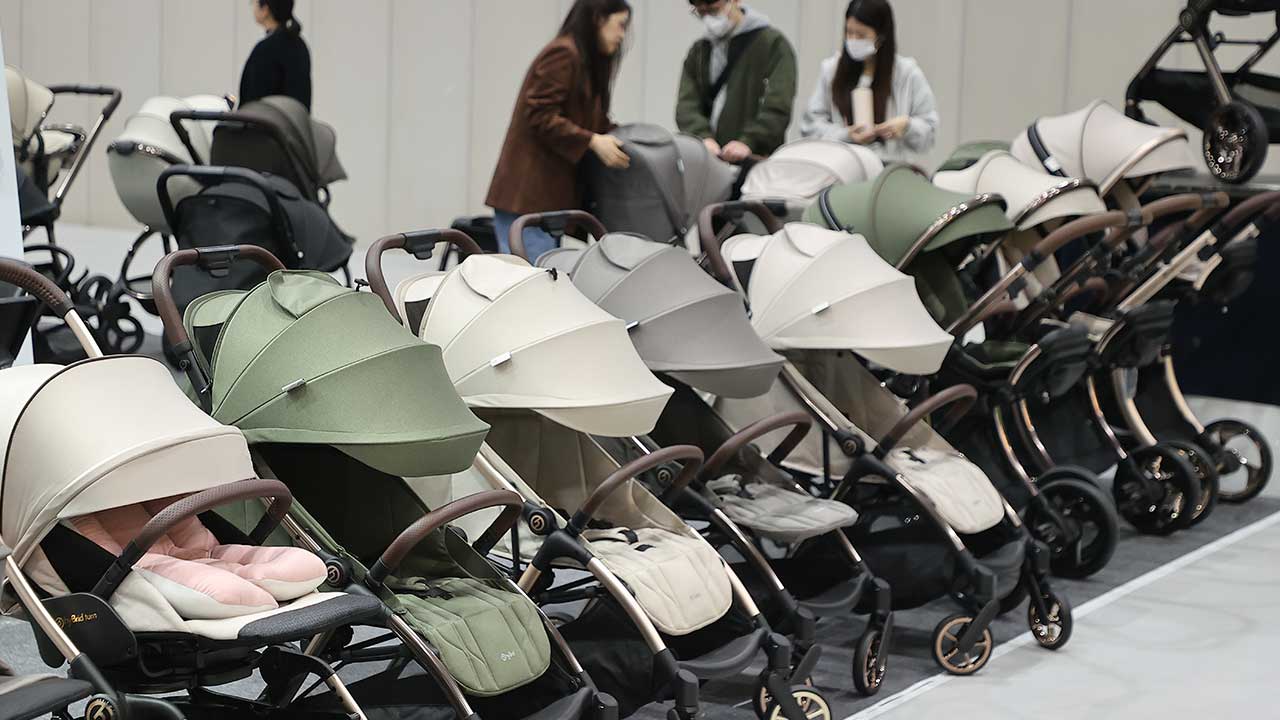 2월 출생아 11년 만에 늘었지만 합계출산율은 여전히 0%대