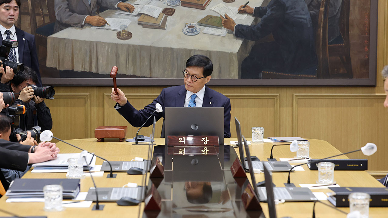 금통위원들 "경기부진에 금리인하 필요하지만‥환율·부채 불안"