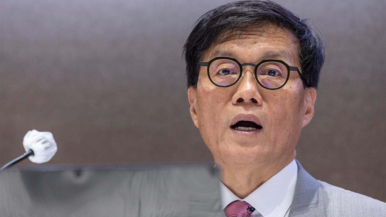 한국은행 총재 "은행권 안정적 가계부채 관리가 중요한 시기"