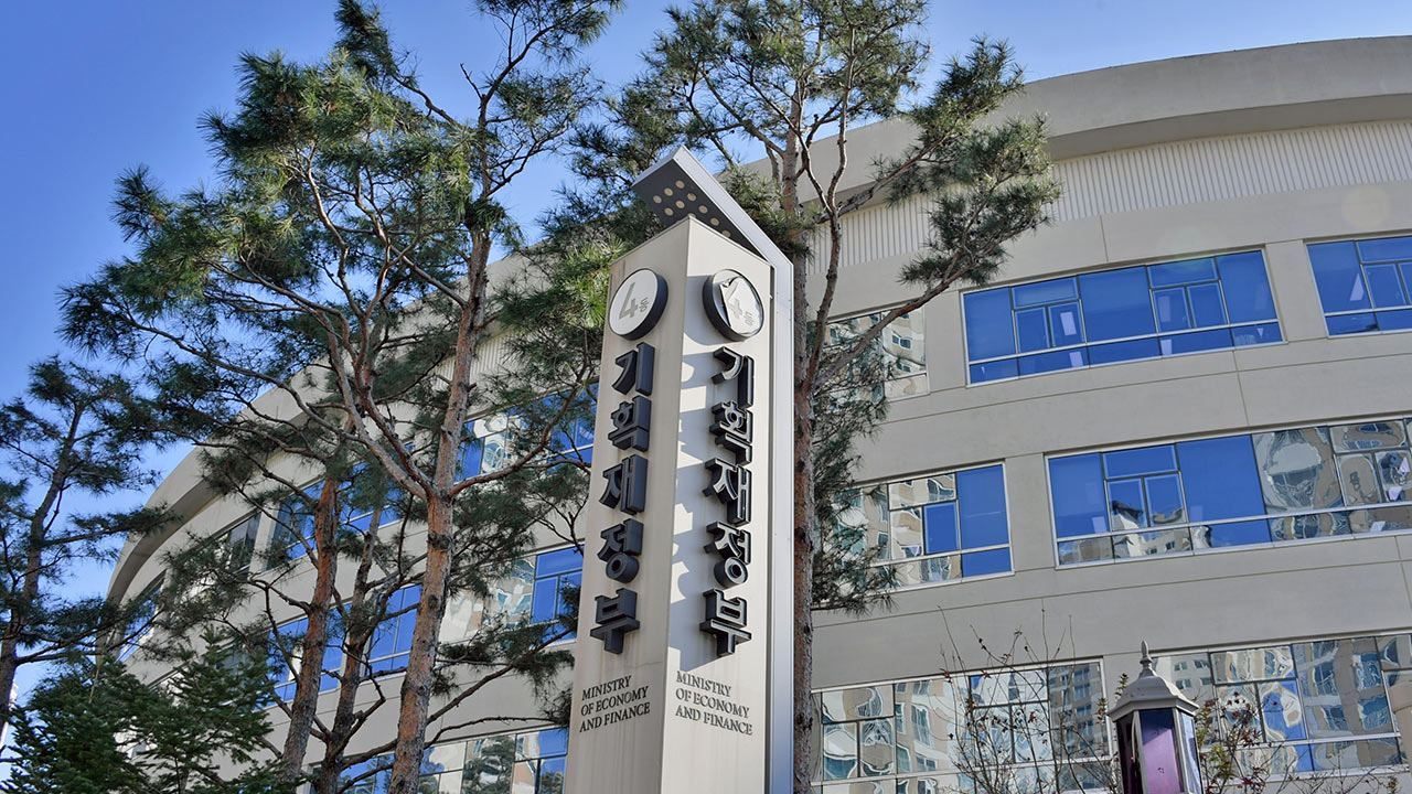 기재부 "우리 경제 하방 압력 여전, 소비심리 개선 긍정 신호도"