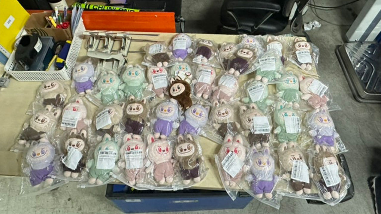 중국산 인기 캐릭터 '라부부' 위조품 기승‥두 달 새 7천여 점 적발