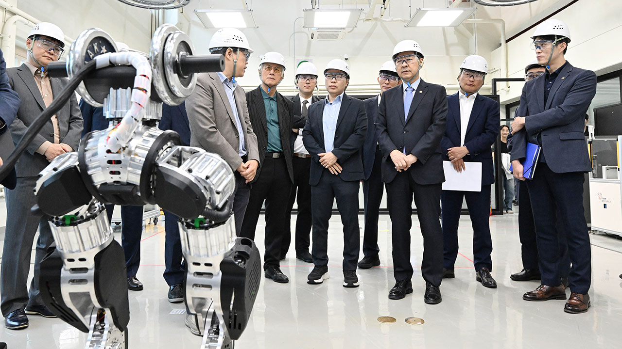 구윤철 AI 팩토리 찾아 "제조업 A부터 Z까지 탈바꿈시킬 것"