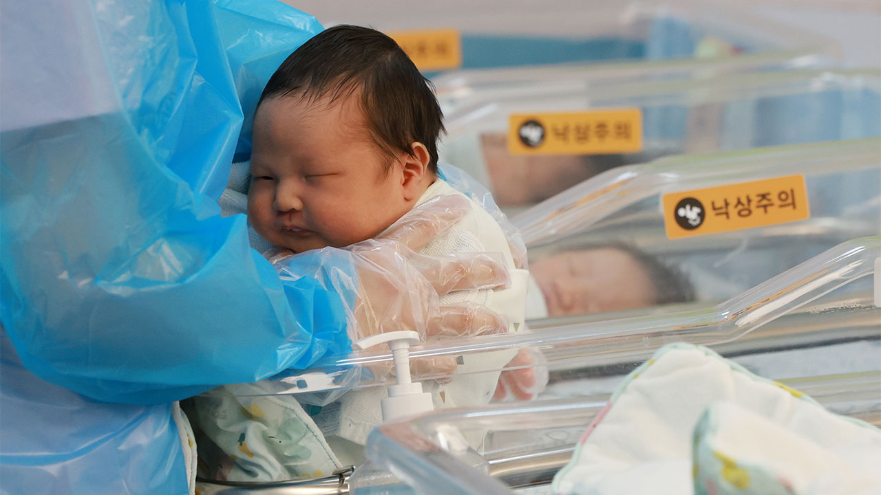 7월 출생아 수 4년 만에 최대‥혼인 9년 만에 가장 많아