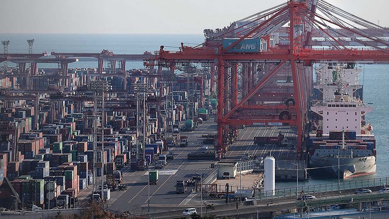 조업일 감소에도 반도체 덕분에 10월 수출 3.6%↑‥역대 10월 중 최대