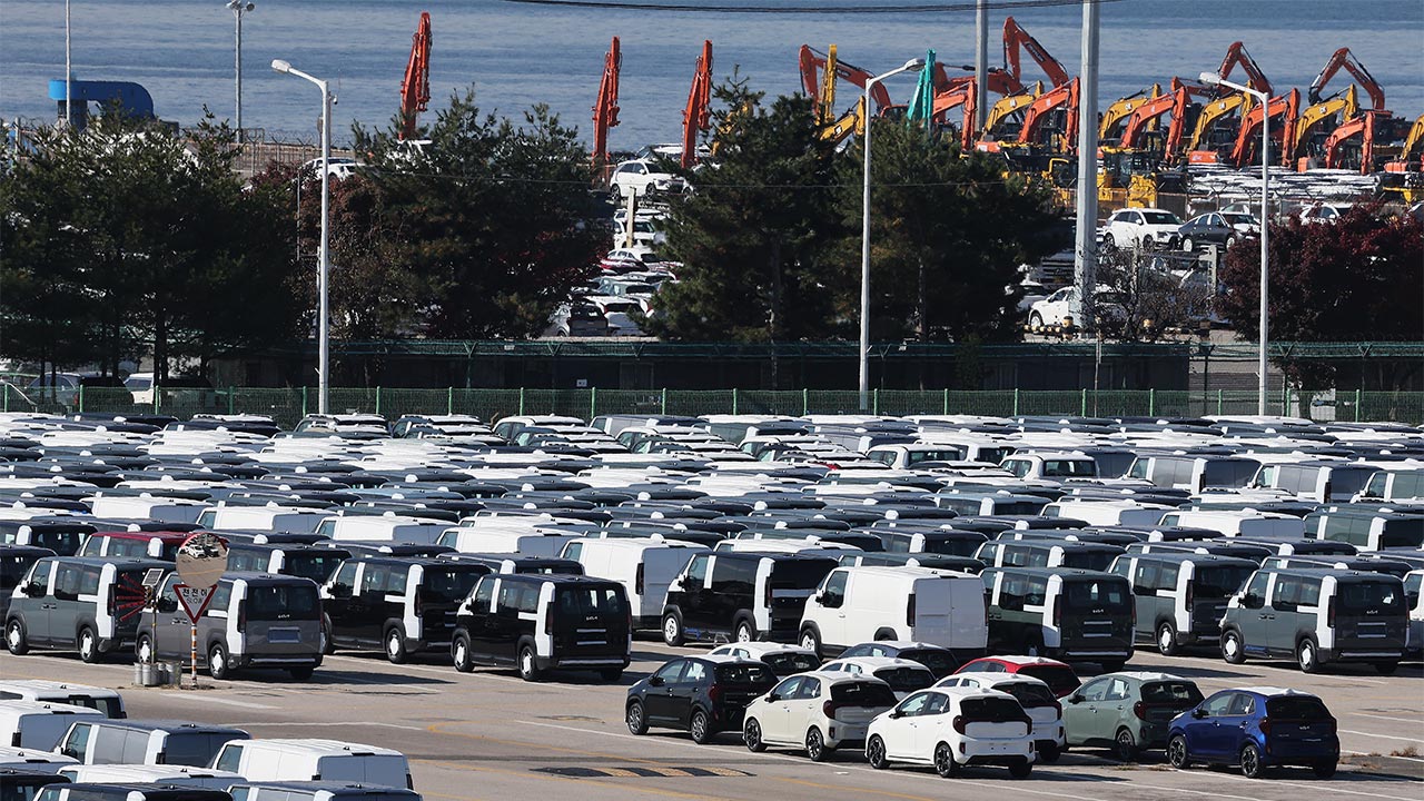 한국은행, 경제성장률 올해 0.9% → 1.0%, 내년 1.6% → 1.8%로 상향 전망