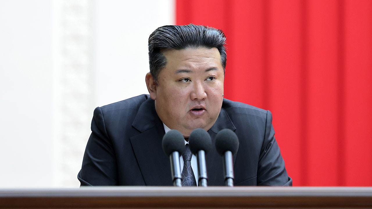 김정은 "핵태세 무한진화"‥핵물질 기지 현지지도