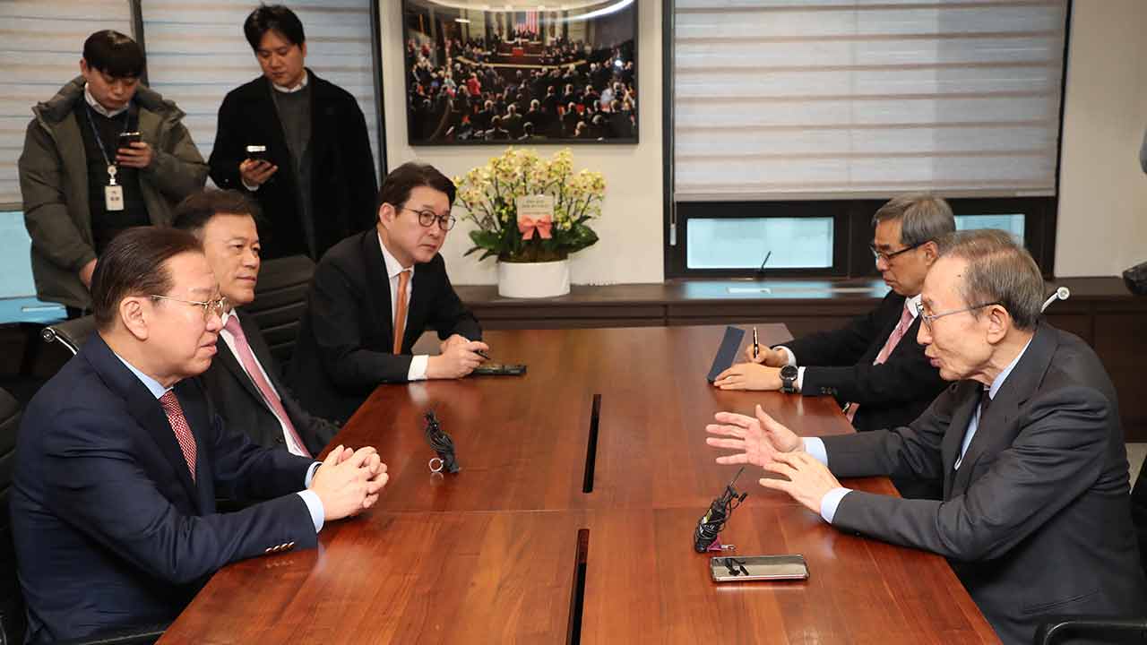 이명박, 권영세에게 "보수정당 가장 어려운 시기‥소수 힘 모아야"