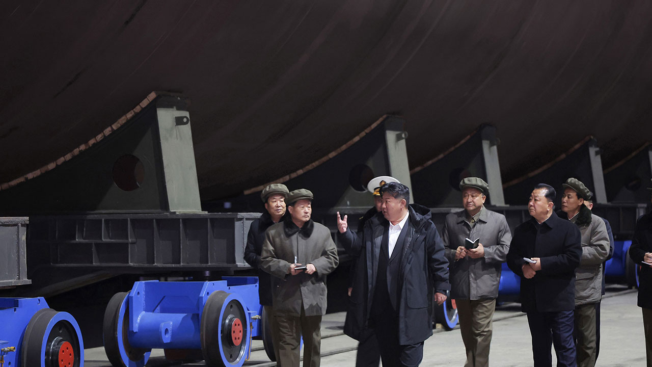 김정은, 핵잠 건조실태 시찰‥"해상방위력 제한 수역 따로 없어"