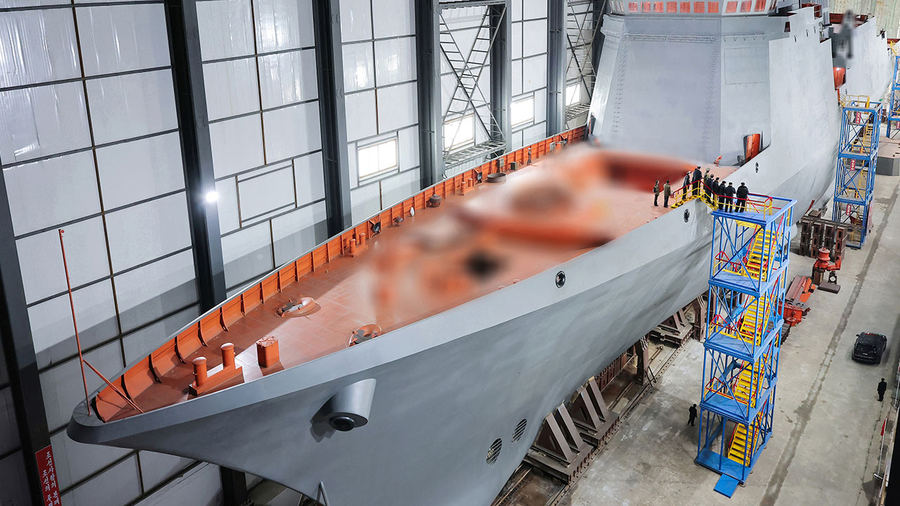 김정은, 핵잠 건조실태 시찰‥"해상방위력 제한 수역 따로 없어"