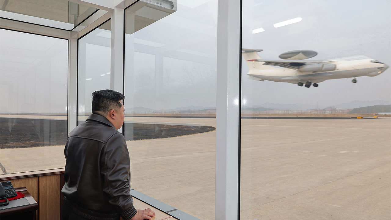 북한, 공중조기경보통제기 첫 공개‥자폭형 무인기 성능 시험