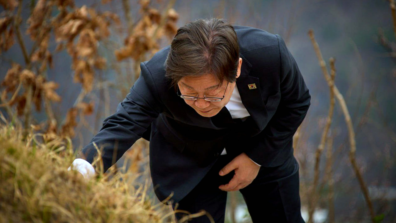 이재명, 고향 안동 찾아 부모 선영 참배‥두봉주교 조문도