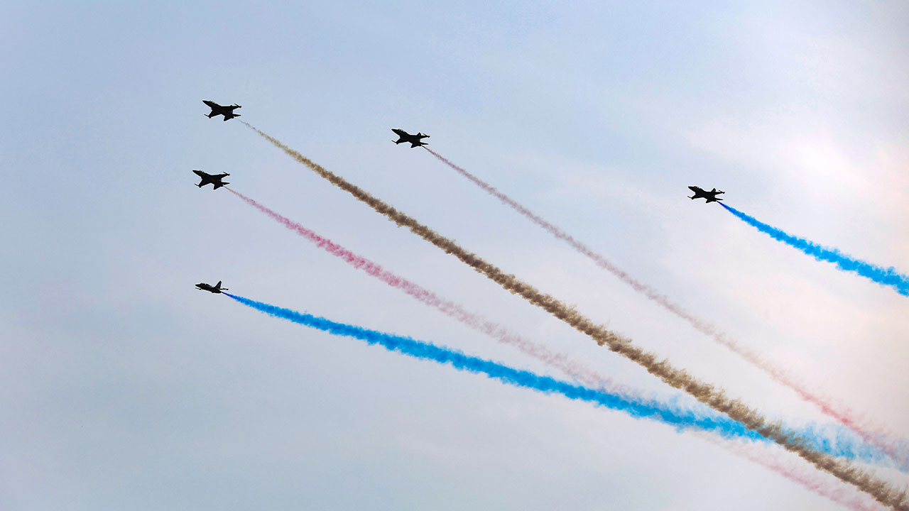 공군 블랙이글스 한강서 비행연습‥"전투기 소음 놀라지 마세요"