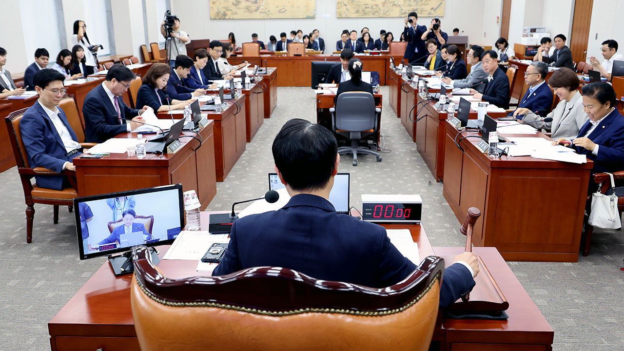 국회 교육위, 'AI교과서 교육자료로 격하' 법안 통과